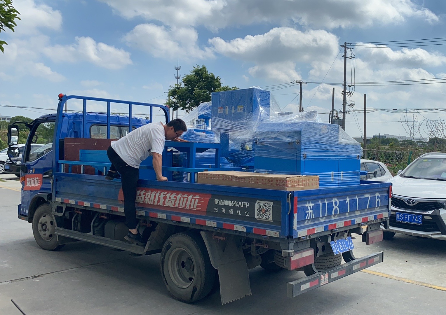 【上?！靠蛻衄F(xiàn)場使用SDY-Q450鋸切機(jī)切割特斯拉汽車零配件