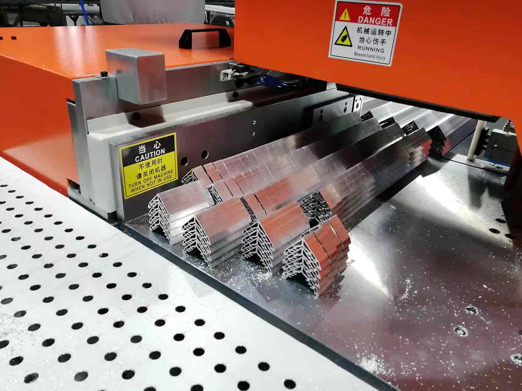 【南通】太陽能光伏角碼切割使用我司分離式全自動切鋁機(jī)